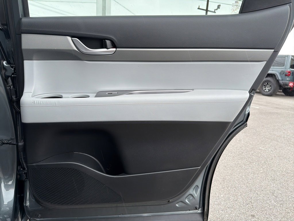 Used 2023 Hyundai Palisade SE image 16