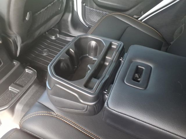 Used 2025 Jeep Wrangler Sahara image 9