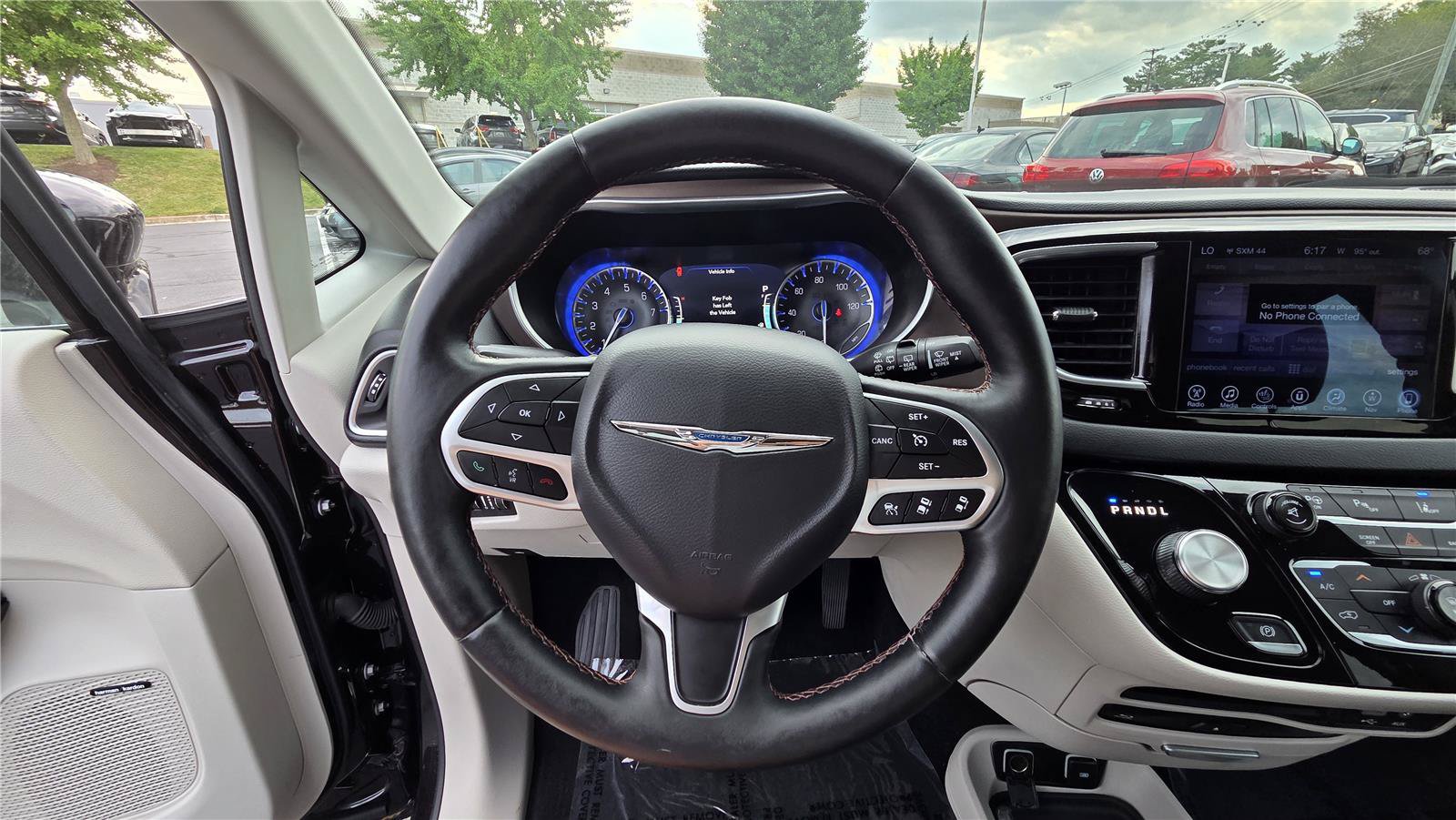 Used 2017 Chrysler Pacifica Touring-L Plus w/ Advanced Safetytec Group FWD image 18