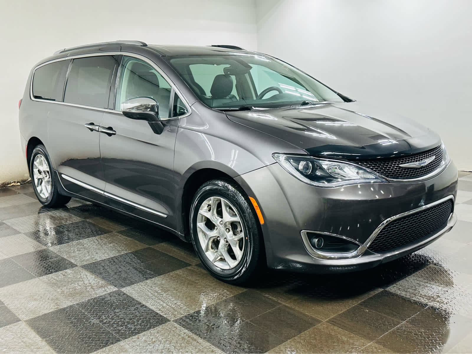 Used 2017 Chrysler Pacifica Limited w/ UConnect Theater Package image 3