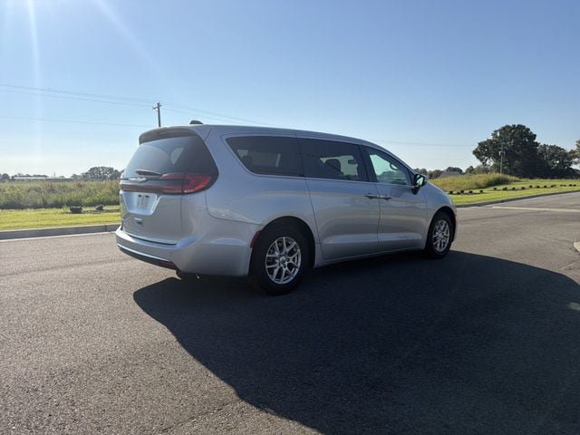 Used 2023 Chrysler Pacifica Touring-L FWD image 5