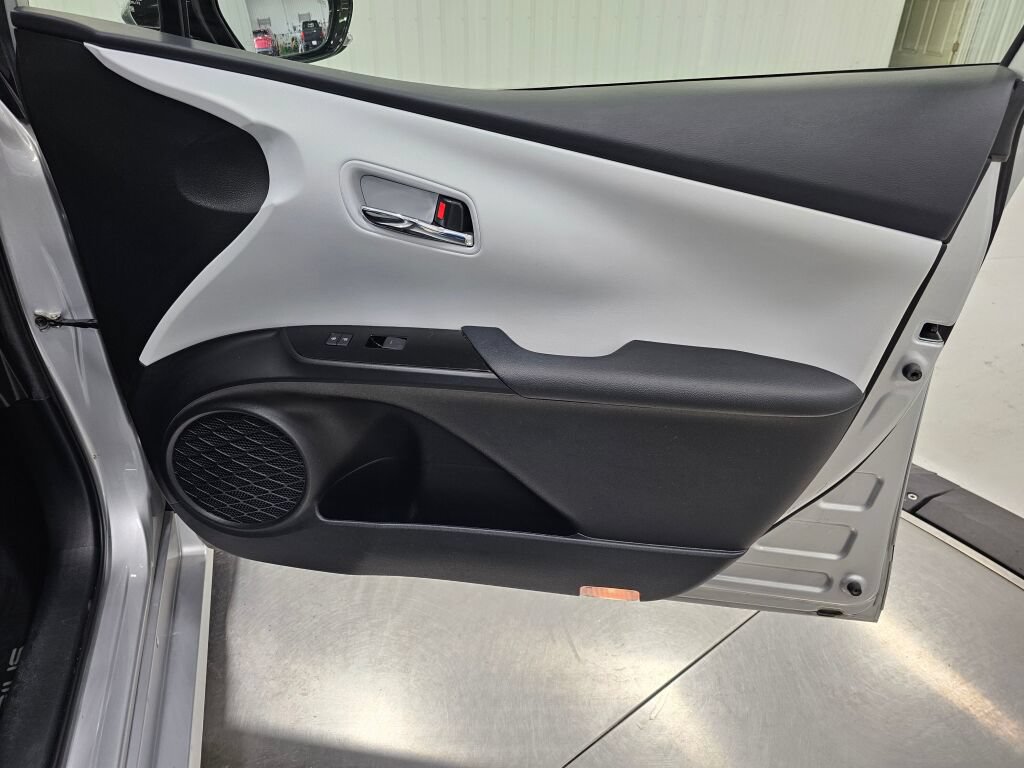 Used 2019 Toyota Prius XLE AWD/4WD image 30