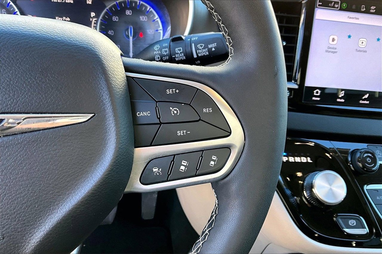 Certified 2024 Chrysler Pacifica Touring-L image 29
