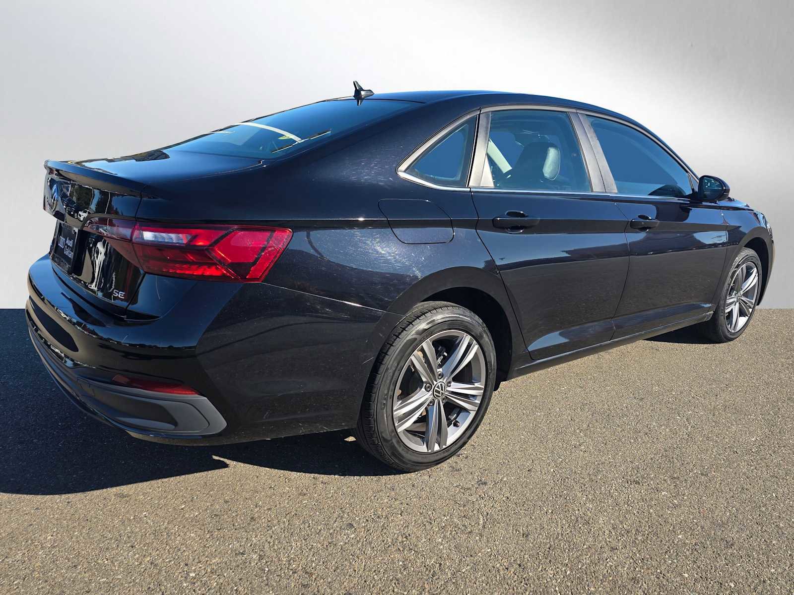 Used 2024 Volkswagen Jetta SE image 3