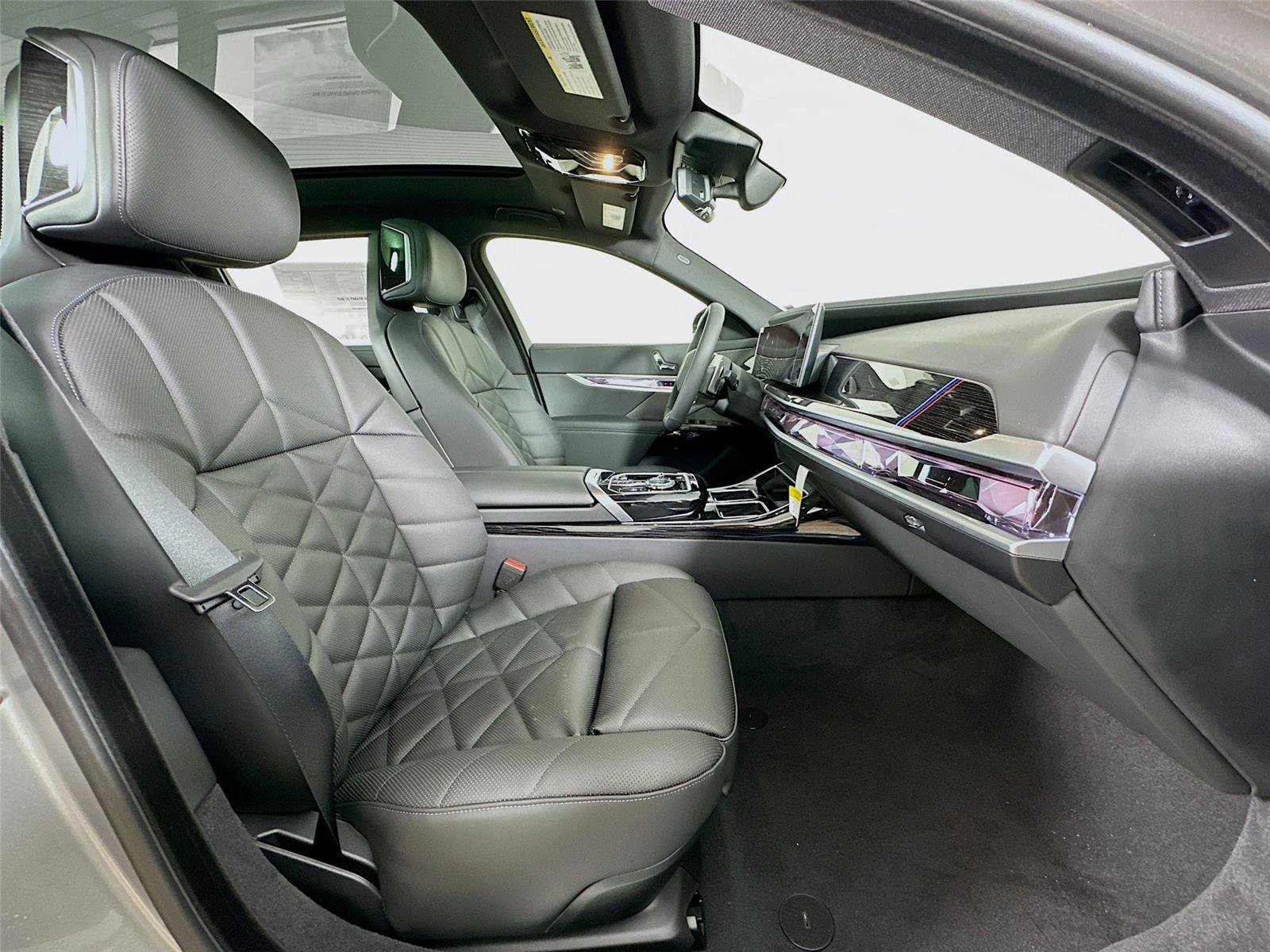 New 2026 BMW 740i xDrive w/ Premium Package image 31