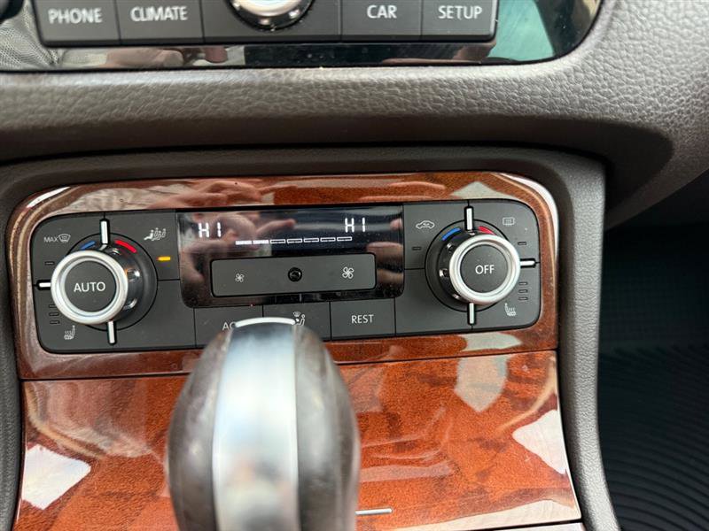 Used 2011 Volkswagen Touareg Executive image 15