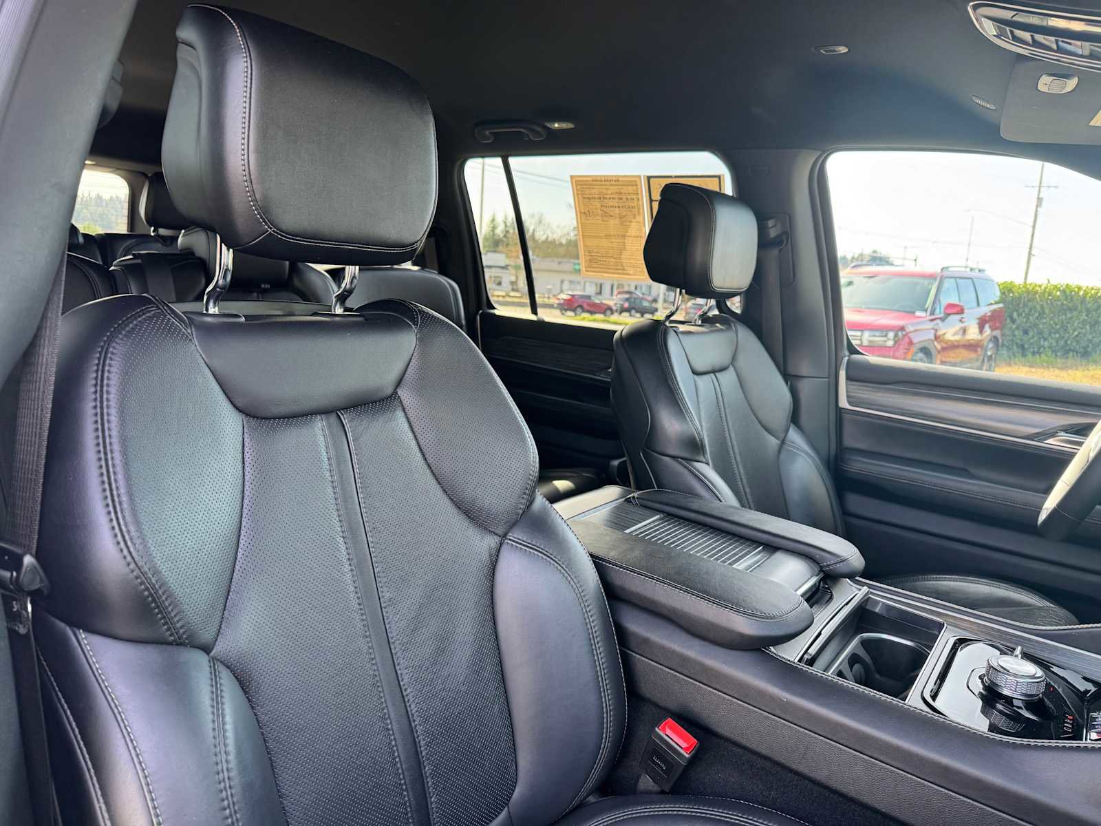 Used 2024 Jeep Wagoneer Series II w/ Flexible Seating Group image 11