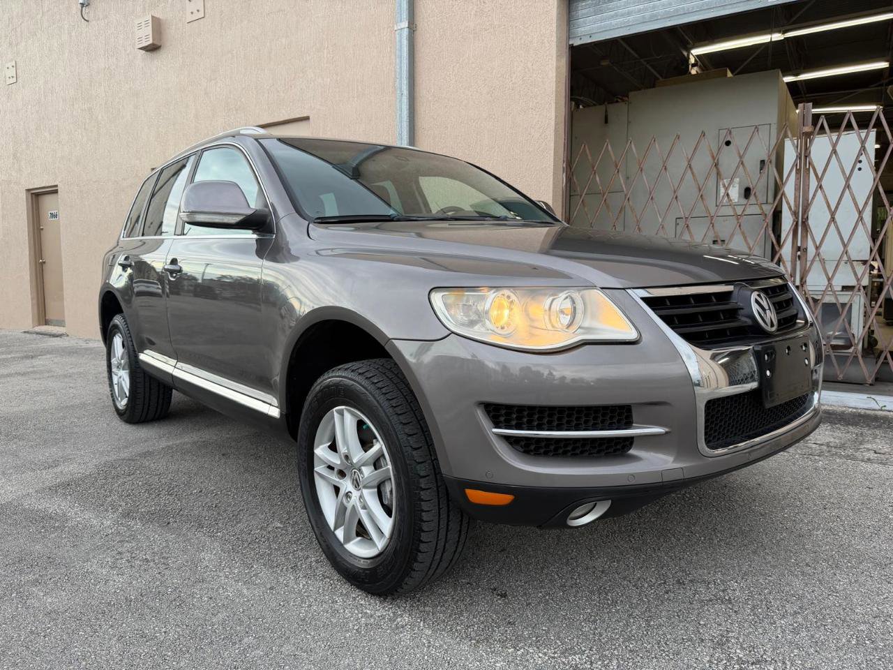 Used 2008 Volkswagen Touareg V6 AWD/4WD image 3