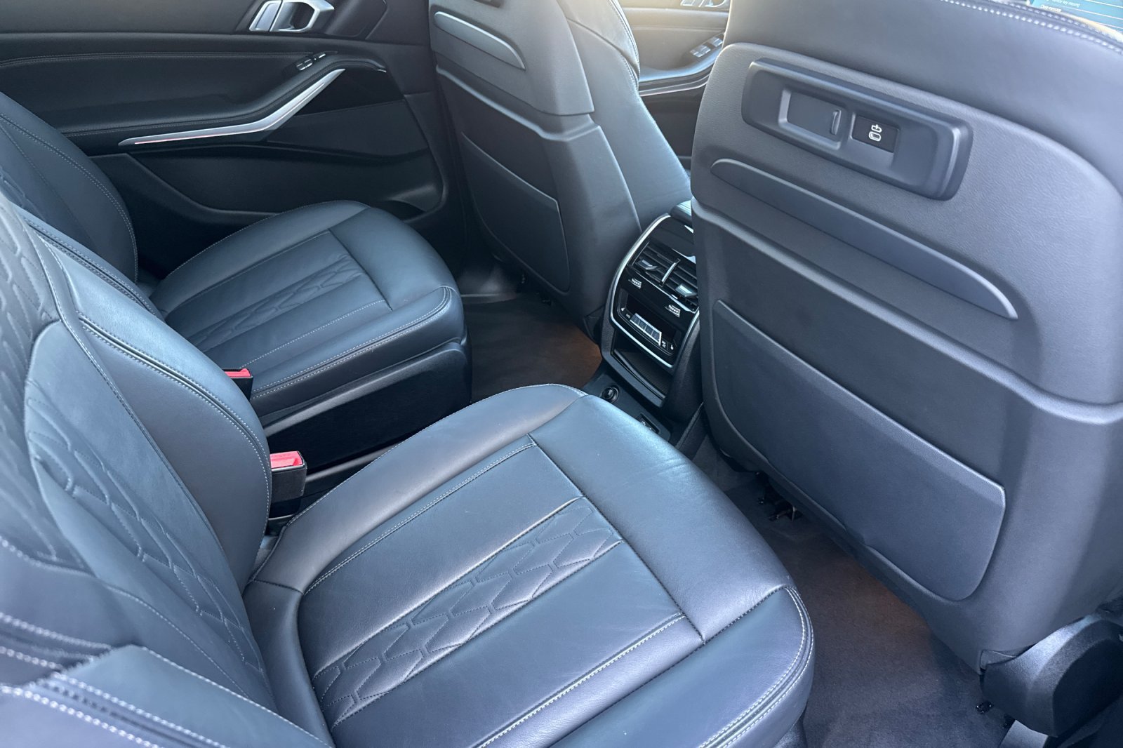 Used 2022 BMW X7 xDrive40i w/ M Sport Package AWD/4WD image 17