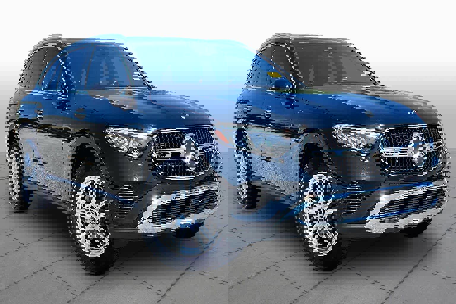 Used 2025 Mercedes-Benz GLC 300 image 3