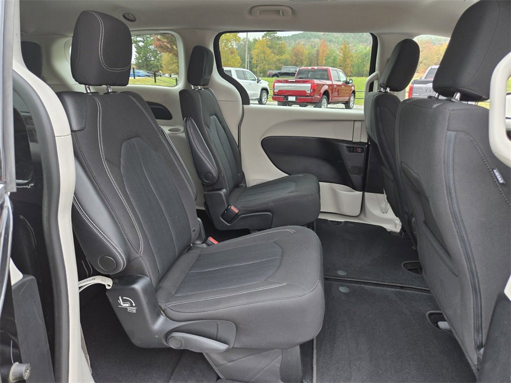 Used 2022 Chrysler Voyager LX image 19
