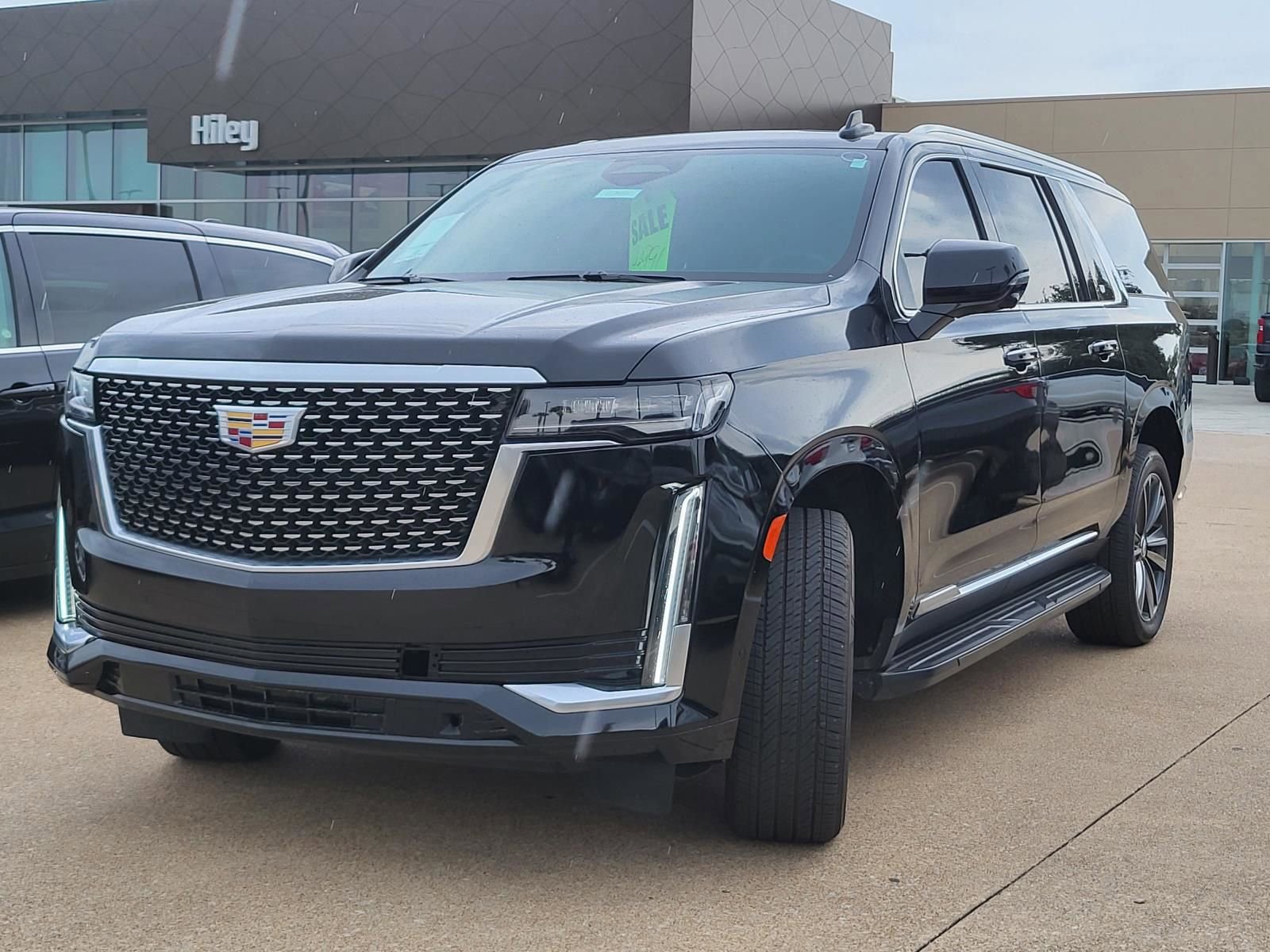 Used 2021 Cadillac Escalade ESV Premium Luxury AWD/4WD image 2