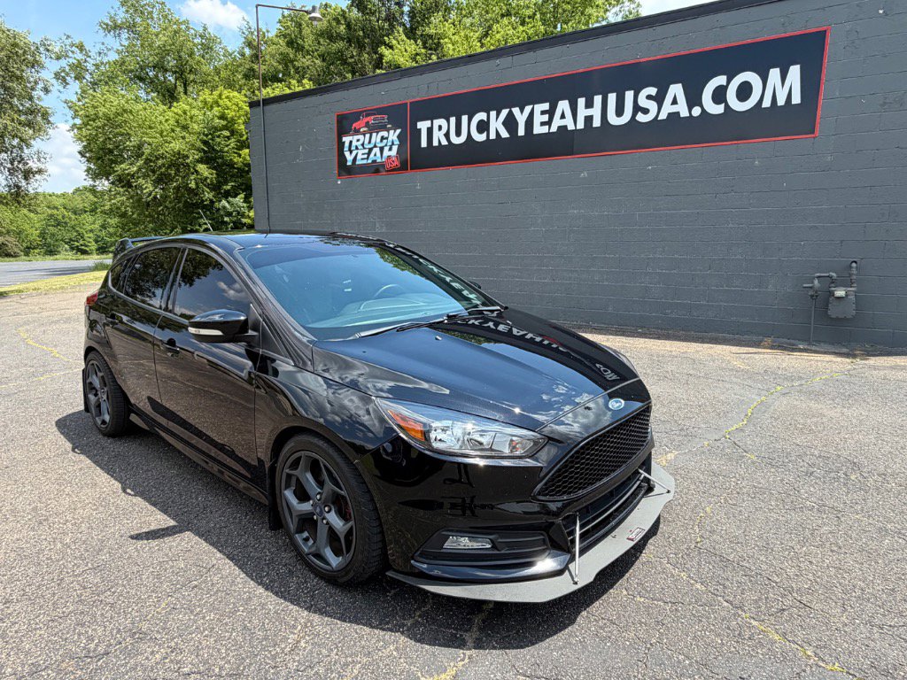 Used 2017 Ford Focus ST FWD image 2