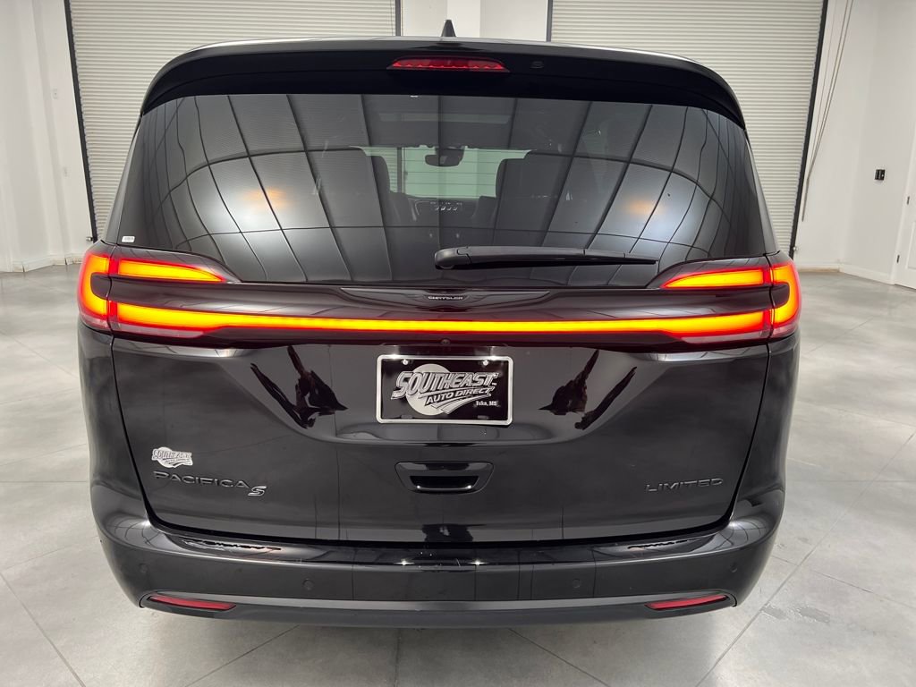 Used 2025 Chrysler Pacifica Limited image 6