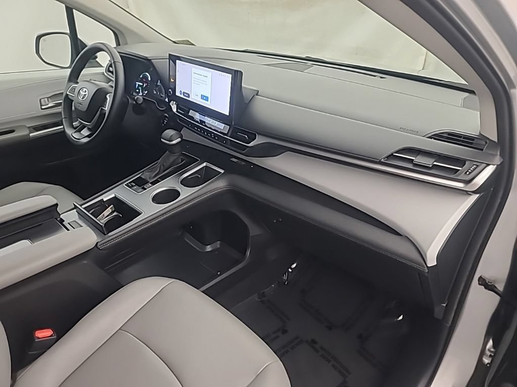Used 2025 Toyota Sienna XLE FWD image 15