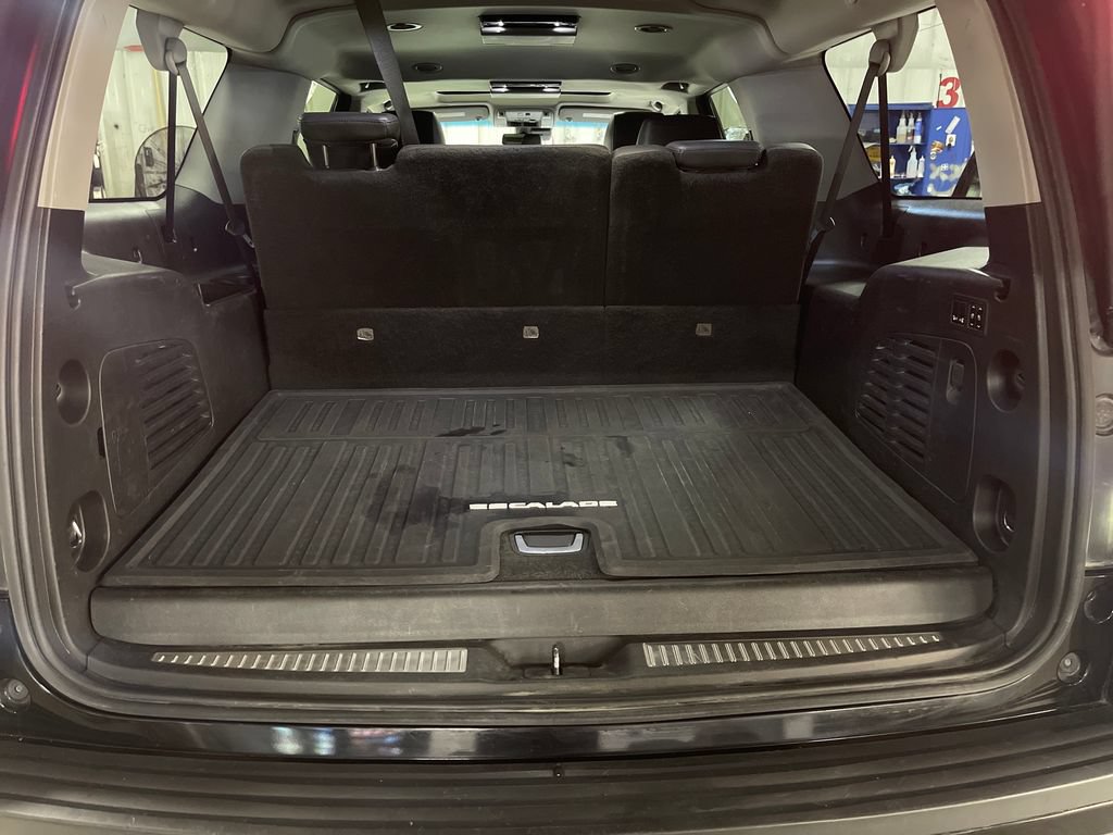 Used 2018 Cadillac Escalade ESV Premium Luxury w/ LPO, Radiant Package AWD/4WD image 28