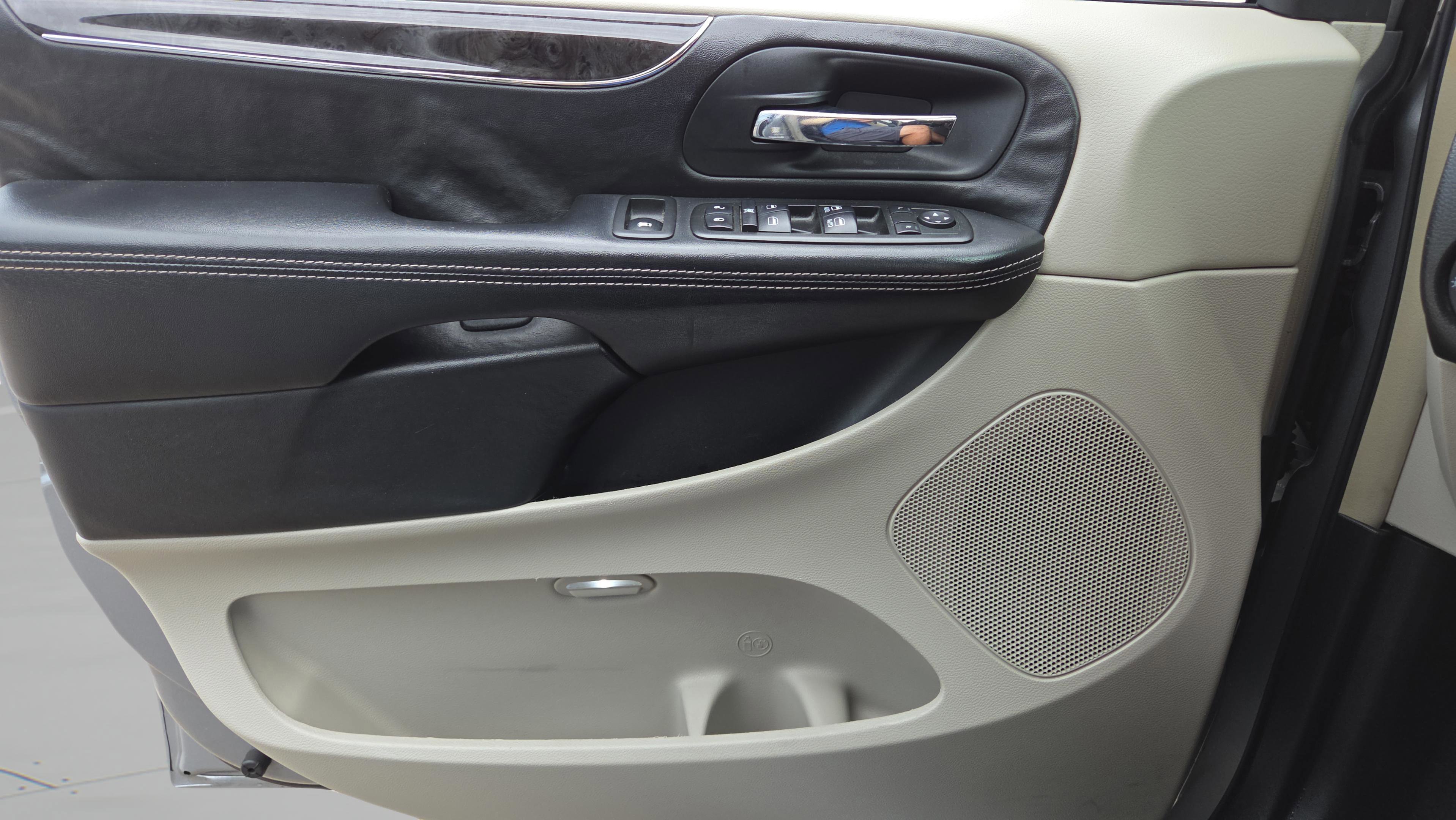 Used 2013 Chrysler Town & Country Touring FWD image 35