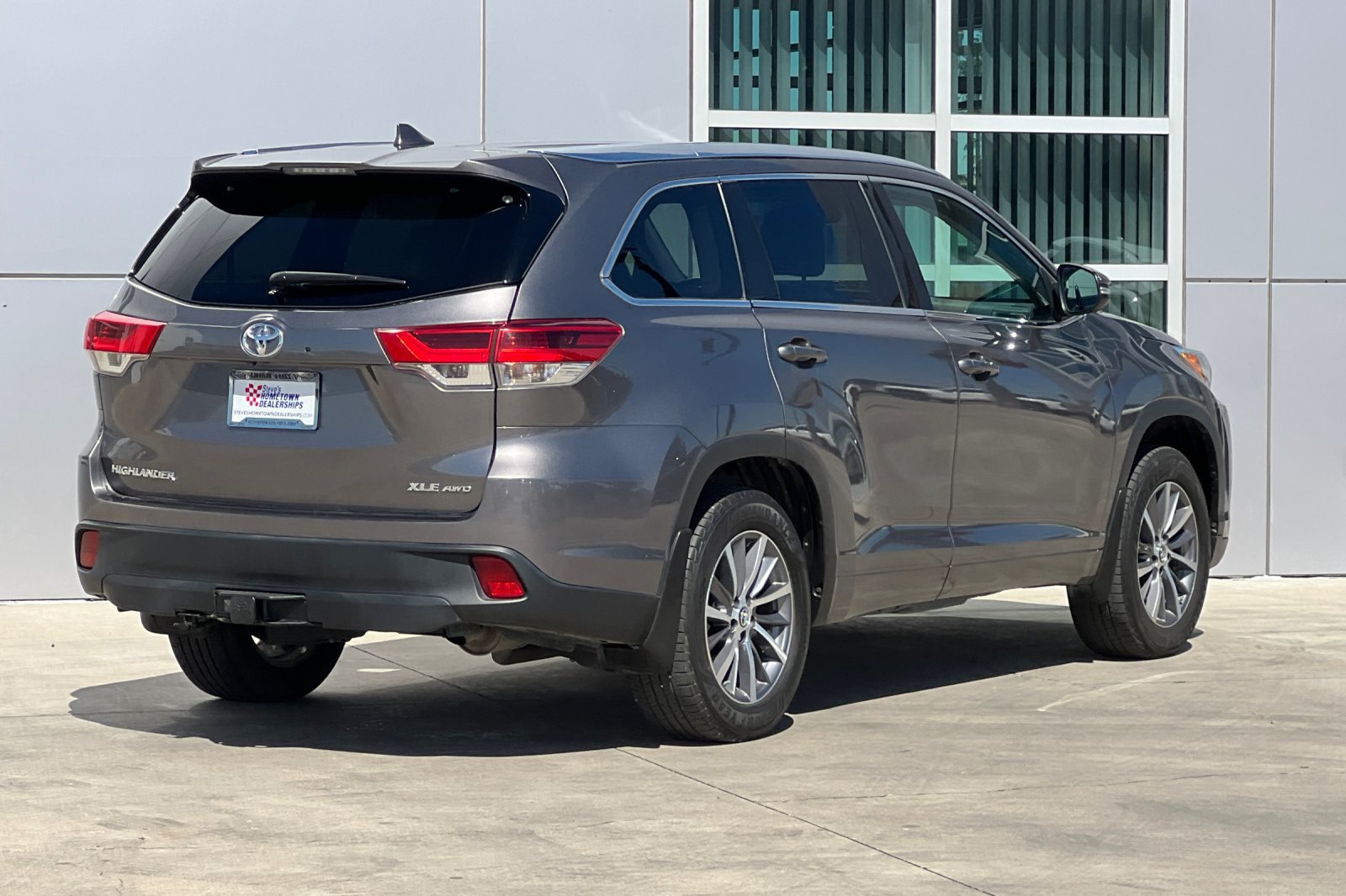 Used 2018 Toyota Highlander XLE AWD/4WD image 4