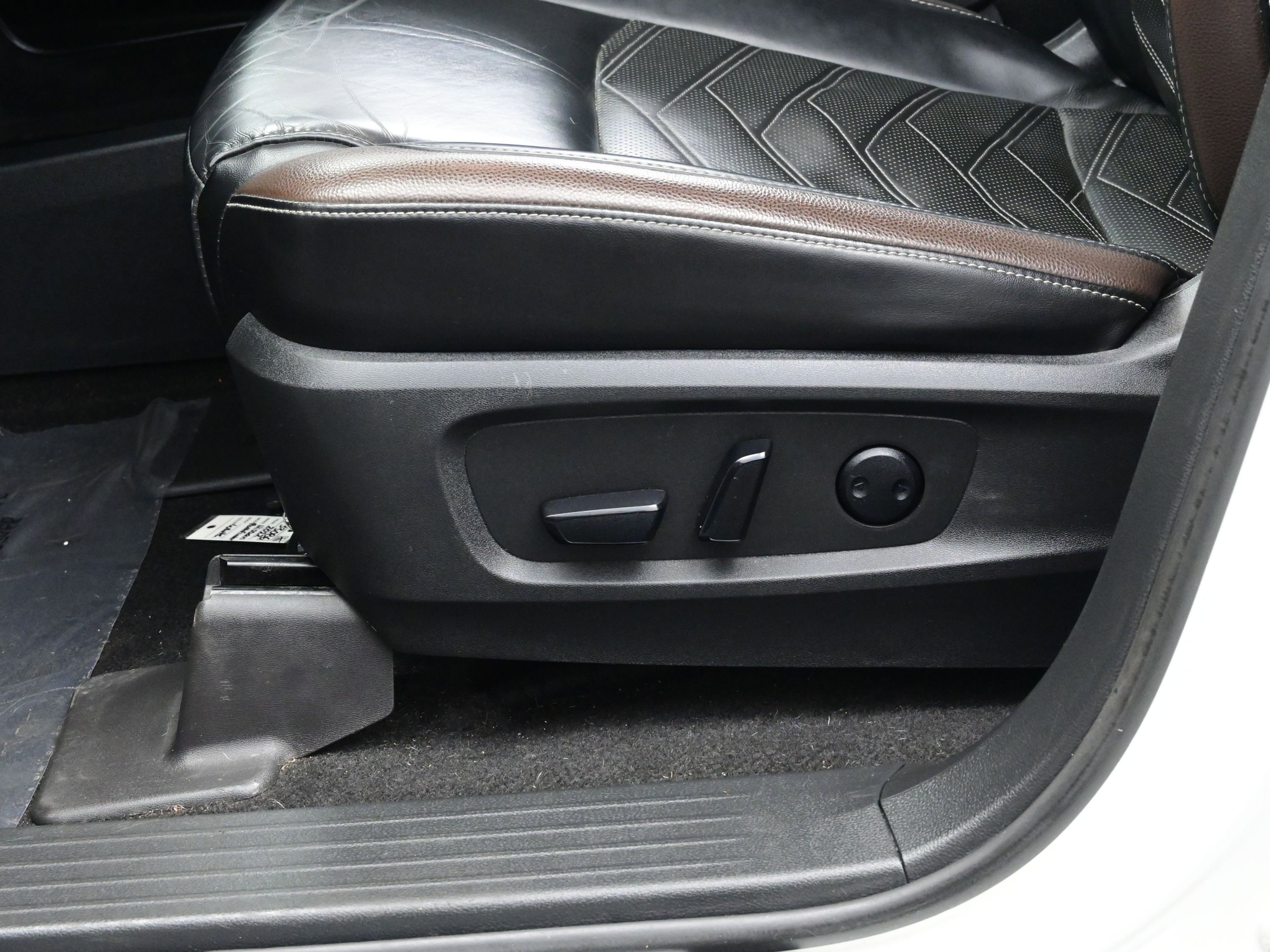 Used 2022 Nissan Pathfinder Platinum w/ Cargo Package image 11