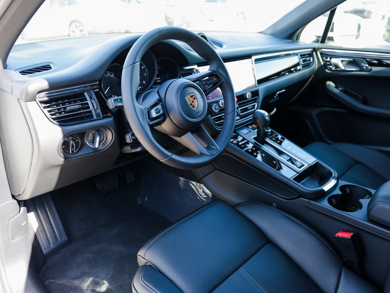Certified 2026 Porsche Macan Turbo AWD/4WD image 4