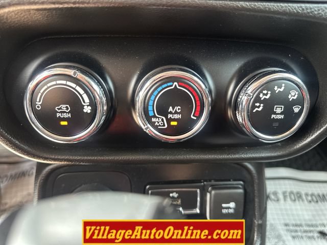 Used 2017 Jeep Renegade Trailhawk AWD/4WD image 17
