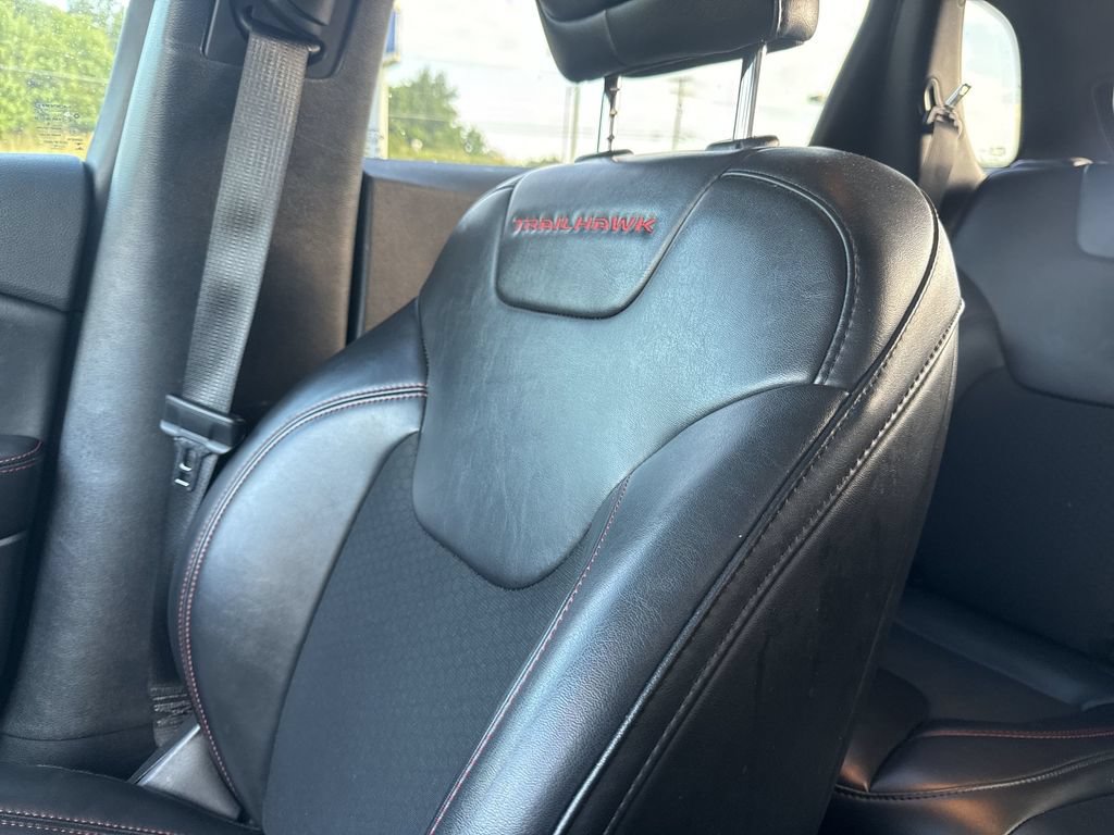 Used 2019 Jeep Cherokee Trailhawk w/ Comfort/Convenience Group AWD/4WD image 32