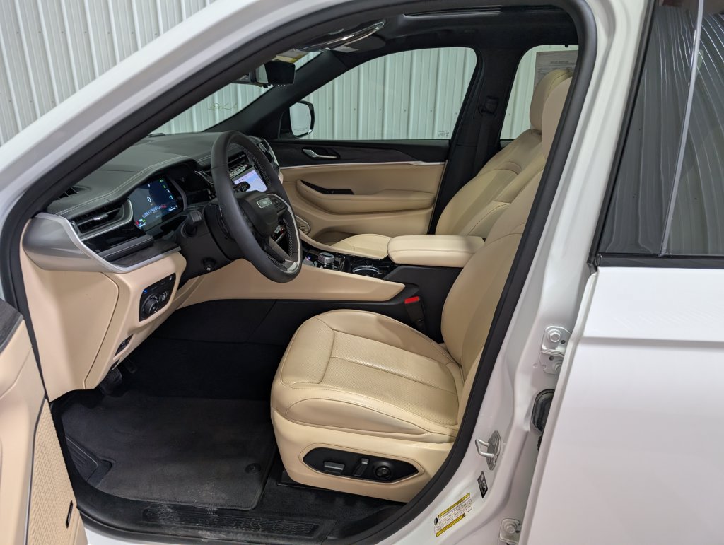 Used 2023 Jeep Grand Cherokee 4WD 4xe w/ Luxury Tech Group II image 16