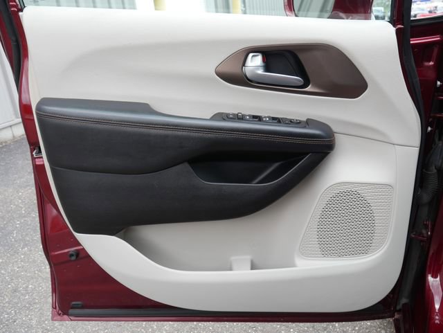 Used 2017 Chrysler Pacifica Touring-L image 13