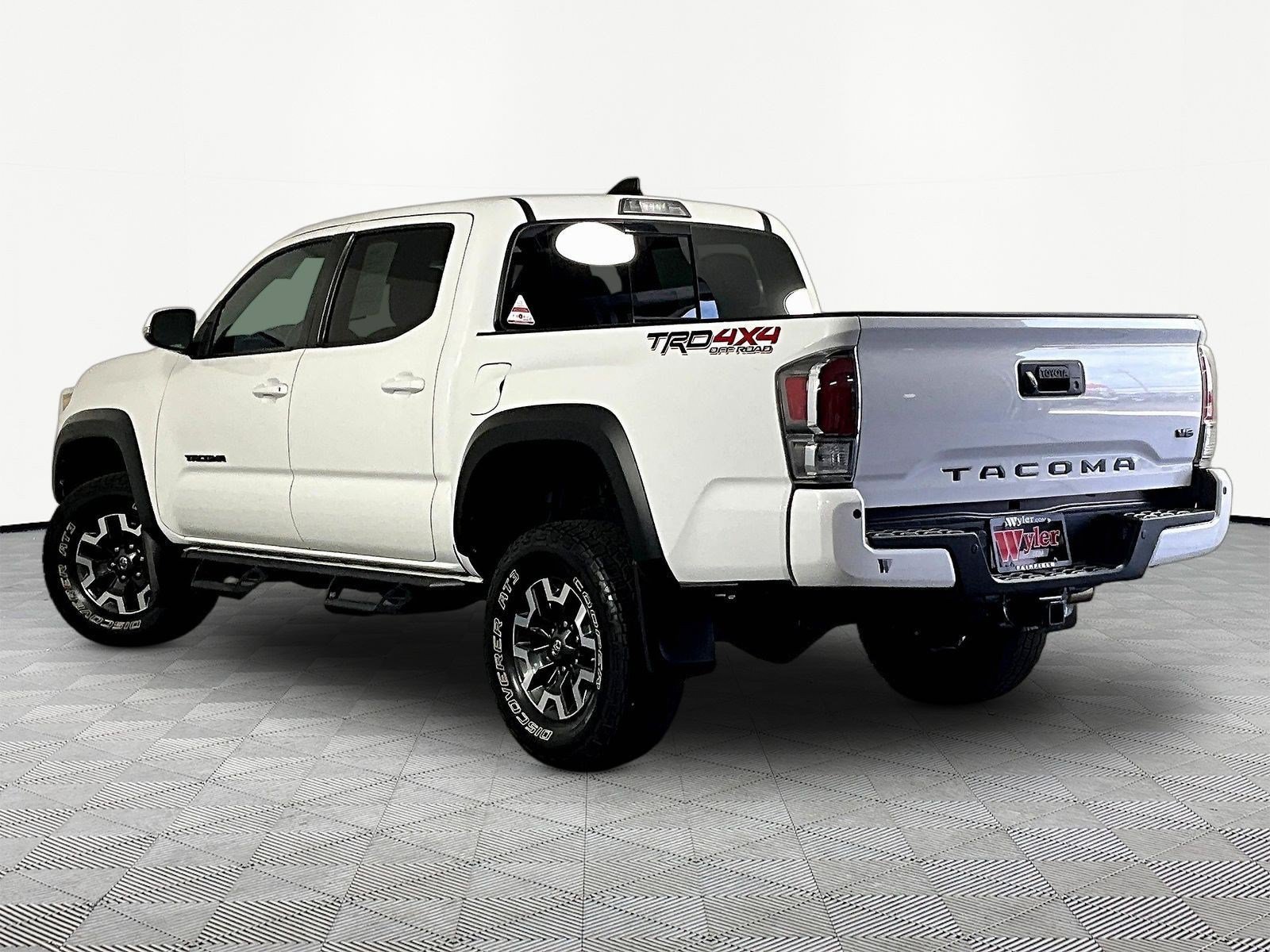 Used 2020 Toyota Tacoma TRD Off-Road w/ TRD Premium Off Road Package AWD/4WD image 4