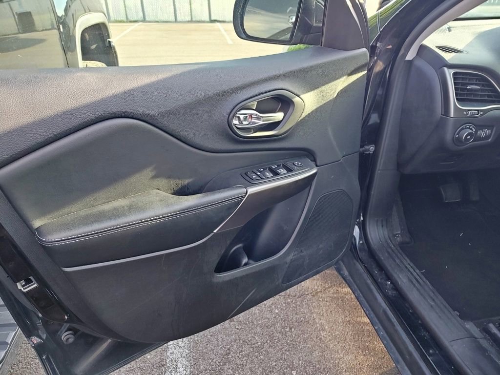 Used 2019 Jeep Cherokee Latitude Plus FWD image 5