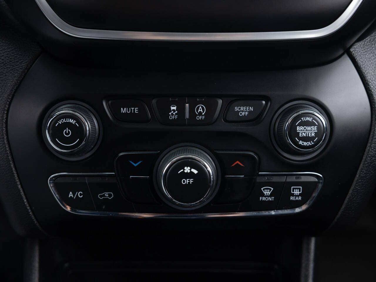 Used 2019 Jeep Cherokee Latitude Plus w/ Cold Weather Group FWD image 35