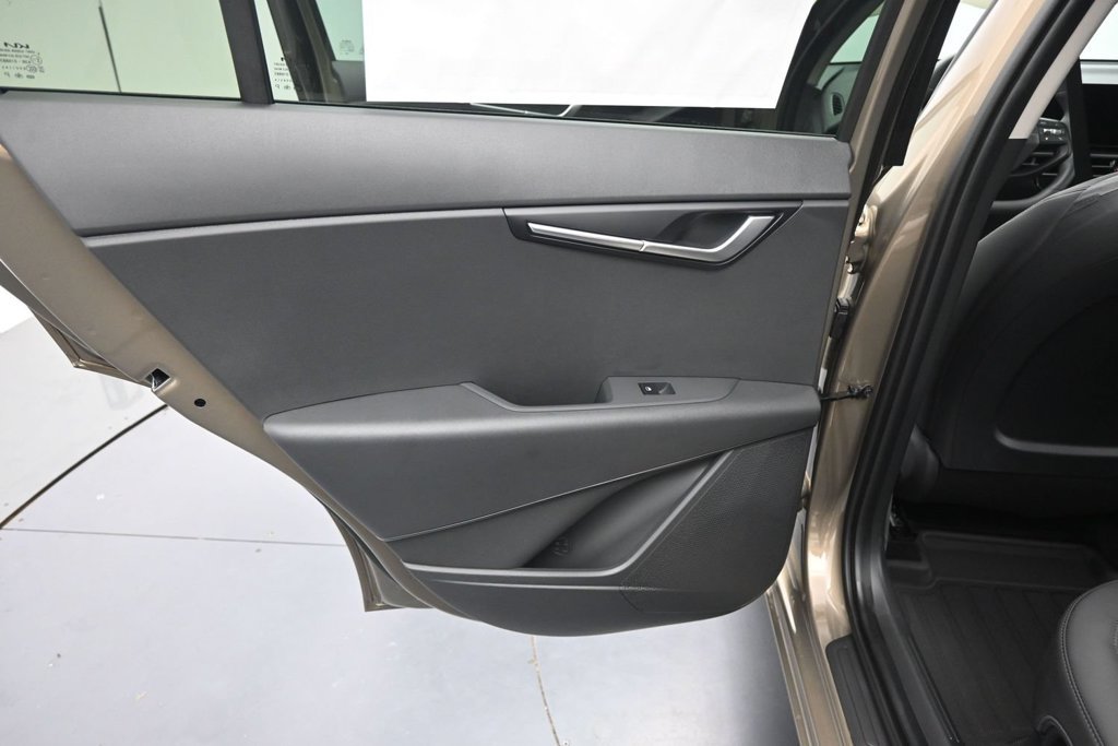 New 2027 Kia Niro LX FWD image 17