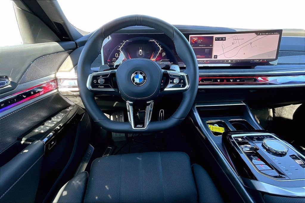Used 2025 BMW 760i xDrive w/ Premium Package image 8
