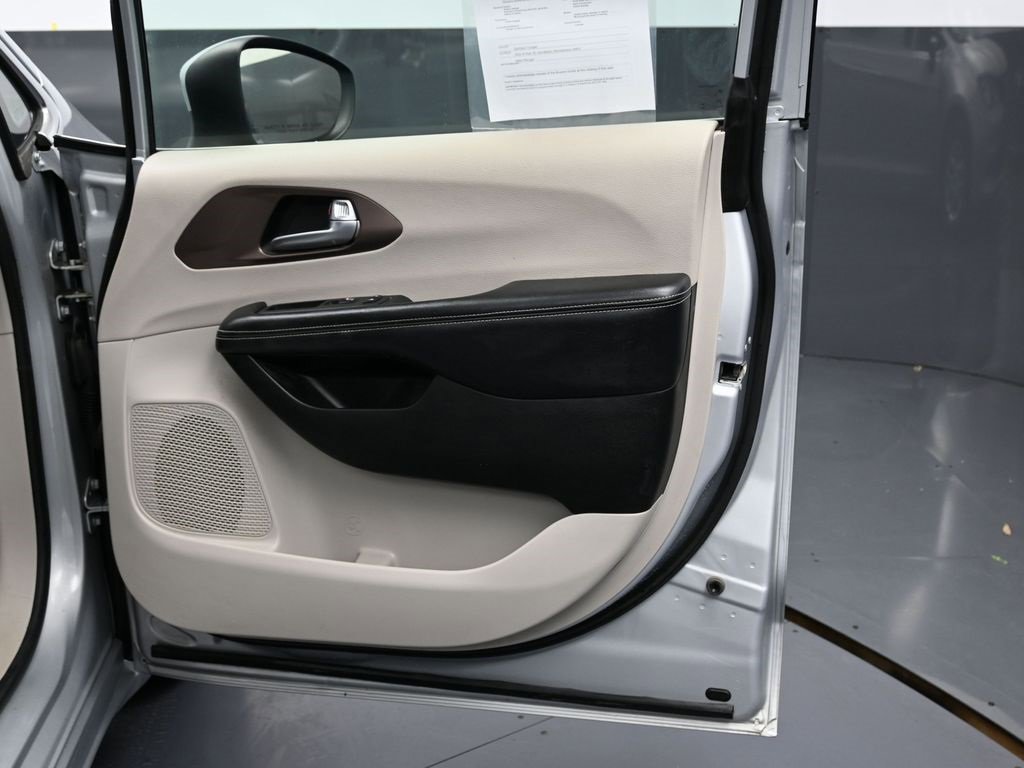 Used 2023 Chrysler Voyager LX image 37