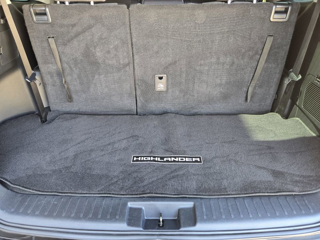 Used 2023 Toyota Highlander LE FWD image 21