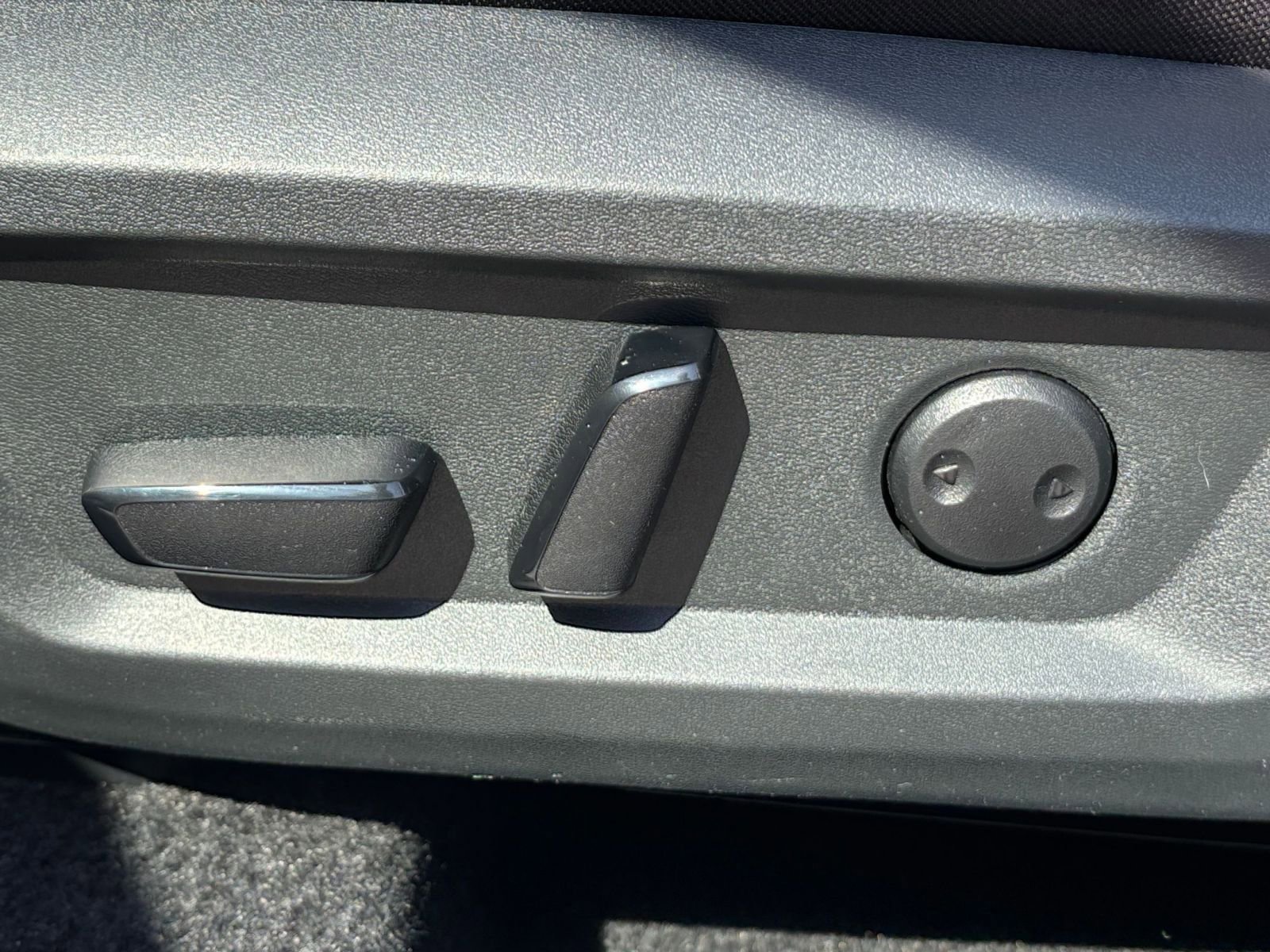 Used 2025 Nissan Rogue SV FWD image 28