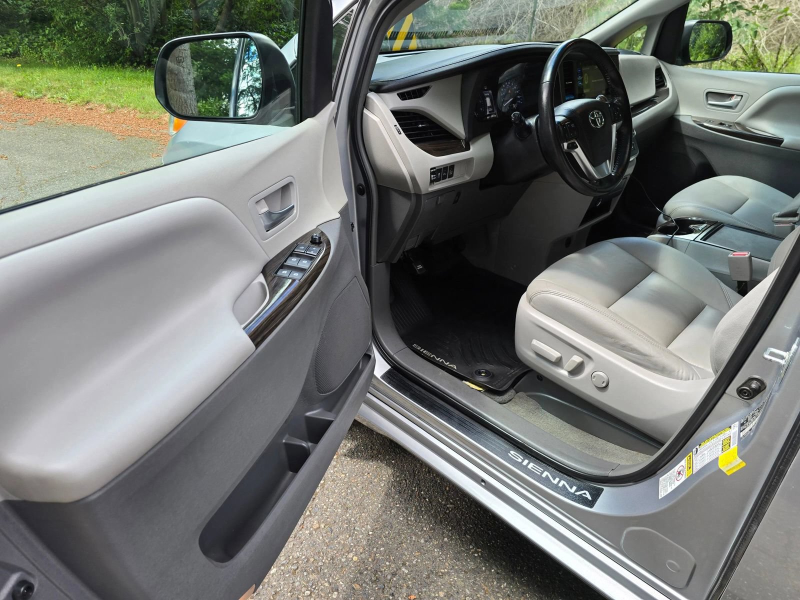 Used 2015 Toyota Sienna XLE w/ XLE Navigation Package FWD image 20