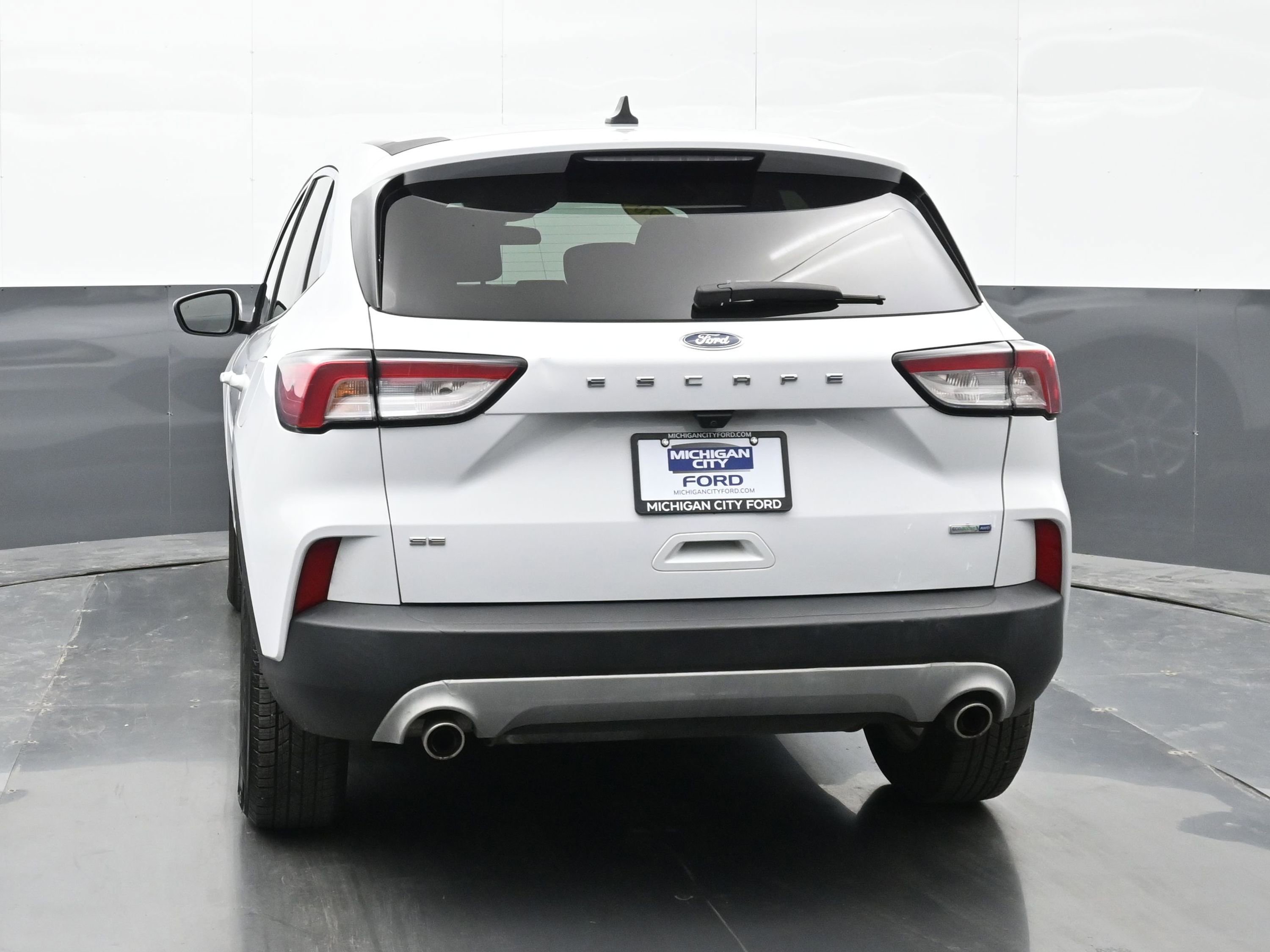 Used 2020 Ford Escape SE image 2