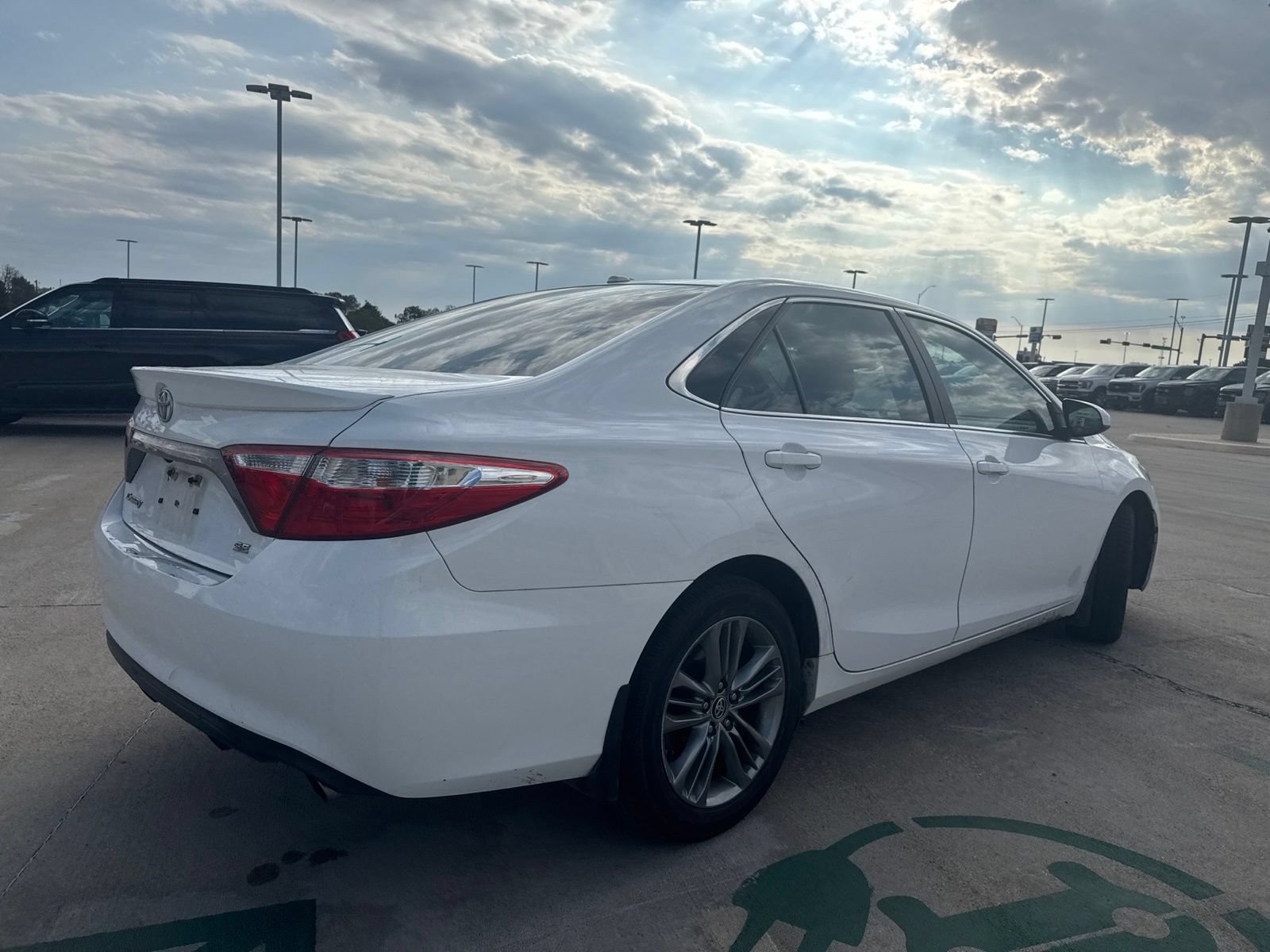 Used 2015 Toyota Camry SE w/ Moonroof Package FWD video 3