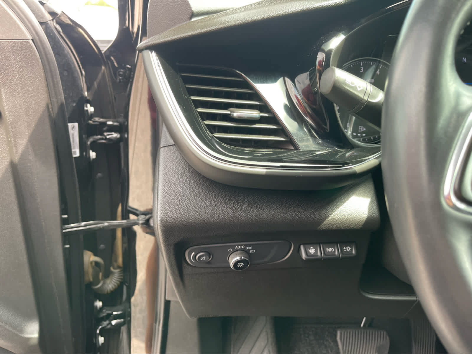 Used 2022 Buick Envision Avenir w/ Technology Package II FWD image 17
