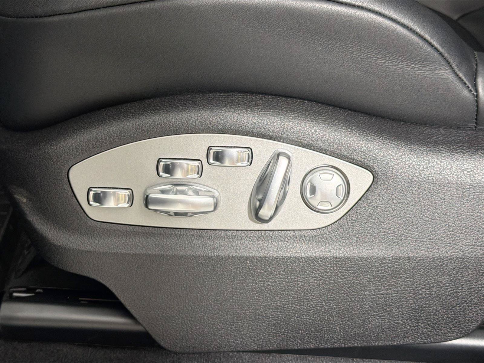 Certified 2025 Porsche Macan S AWD/4WD image 32