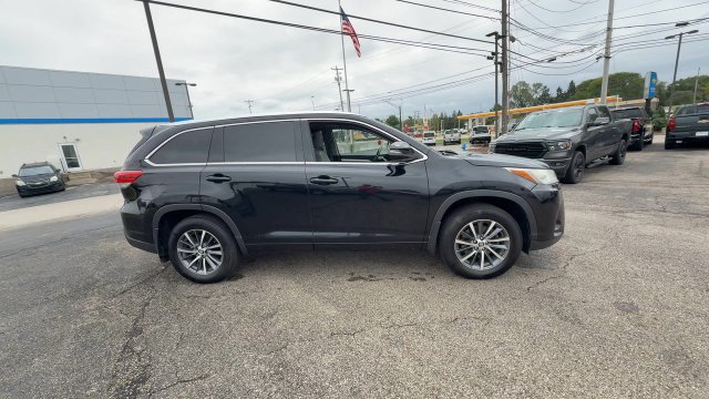 Used 2017 Toyota Highlander XLE AWD/4WD image 9