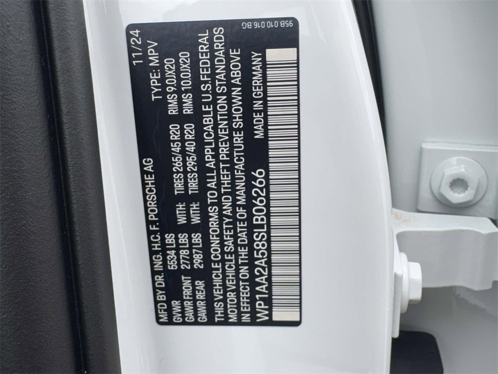 Used 2025 Porsche Macan image 28