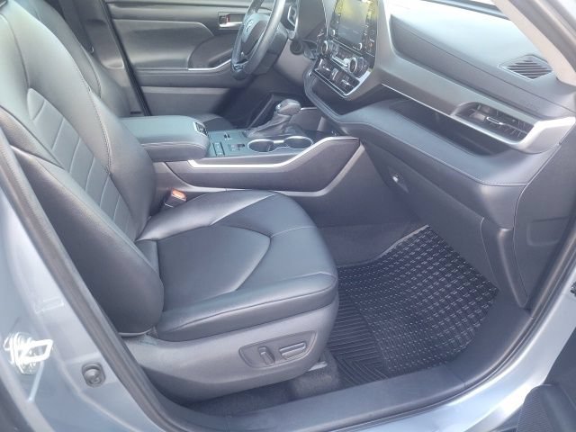 Used 2021 Toyota Highlander XLE FWD image 11