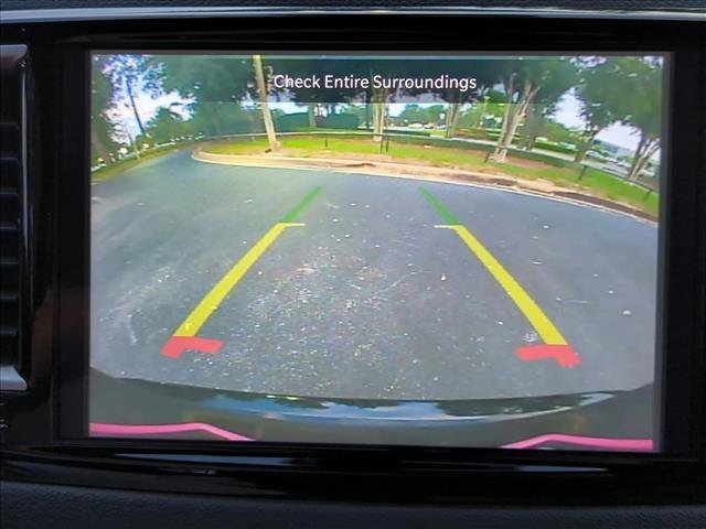 Used 2025 Chrysler Pacifica Select FWD image 13