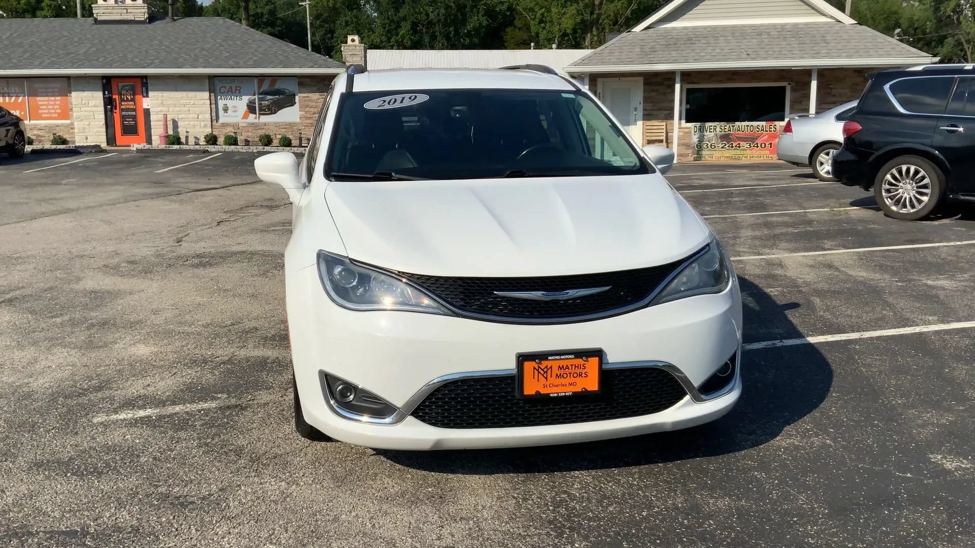 Used 2019 Chrysler Pacifica Touring-L FWD image 3