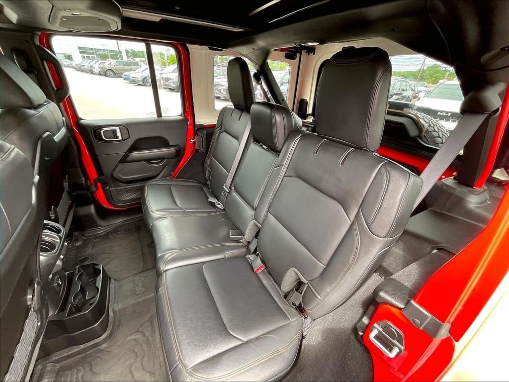 Used 2025 Jeep Wrangler Unlimited Sahara AWD/4WD image 14