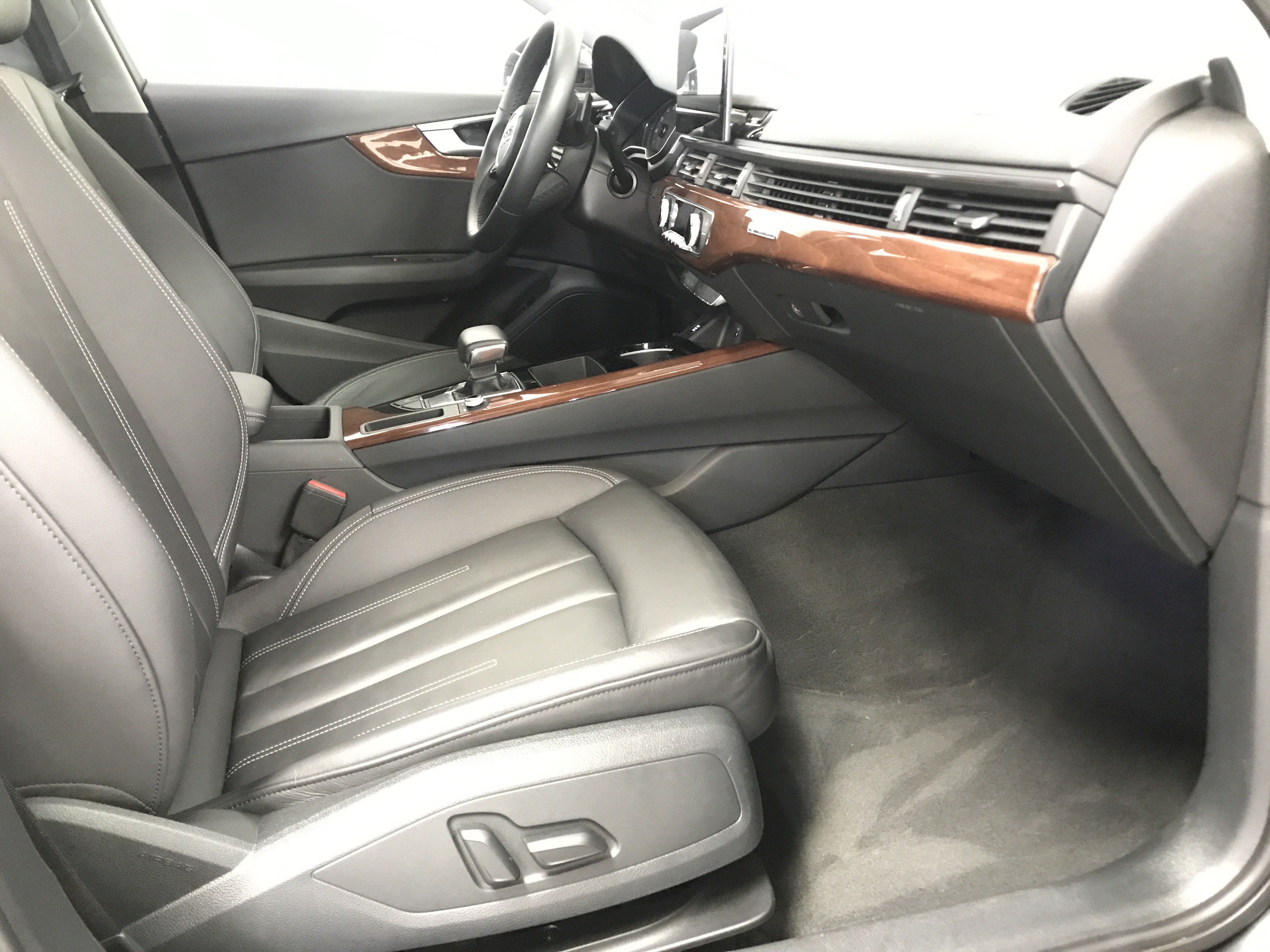 Used 2023 Audi A4 2.0T Premium w/ Convenience Package AWD/4WD image 9