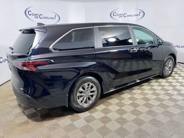 Used 2025 Toyota Sienna XLE AWD/4WD image 8