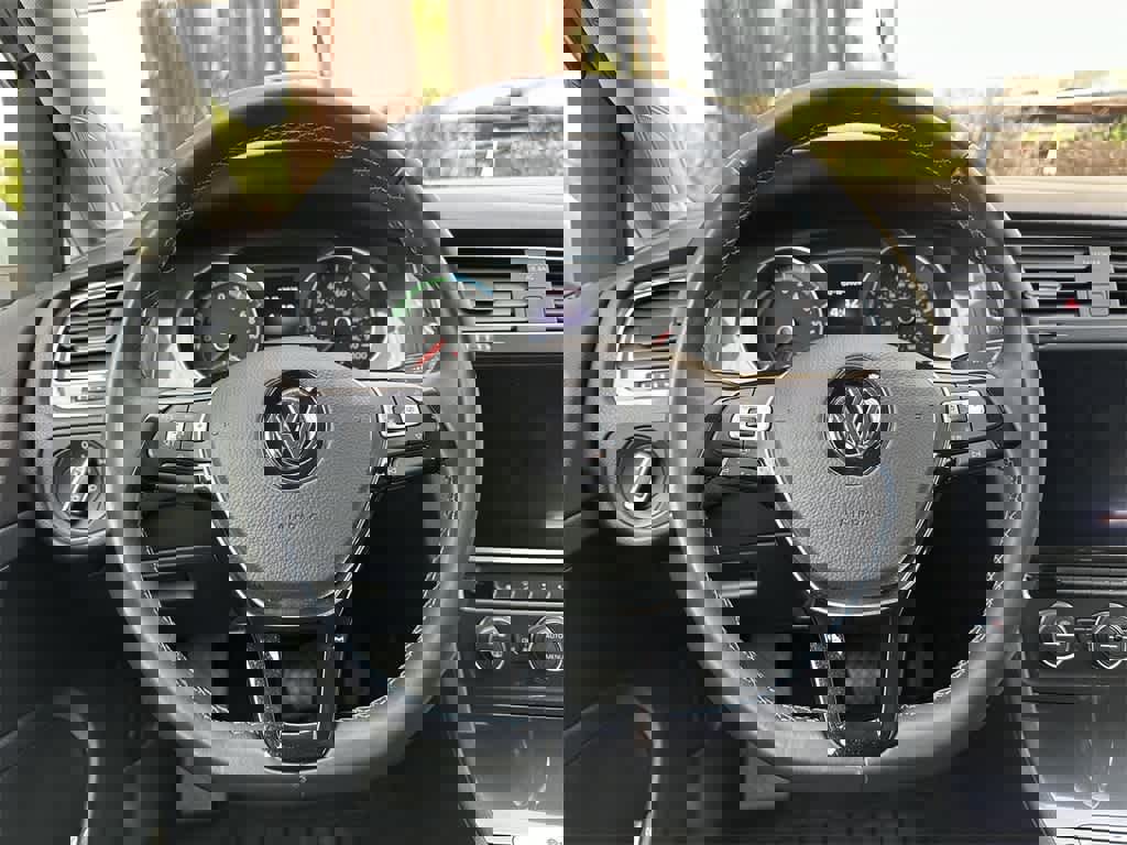 Used 2019 Volkswagen e-Golf SE w/ Driver Assistance Package image 15